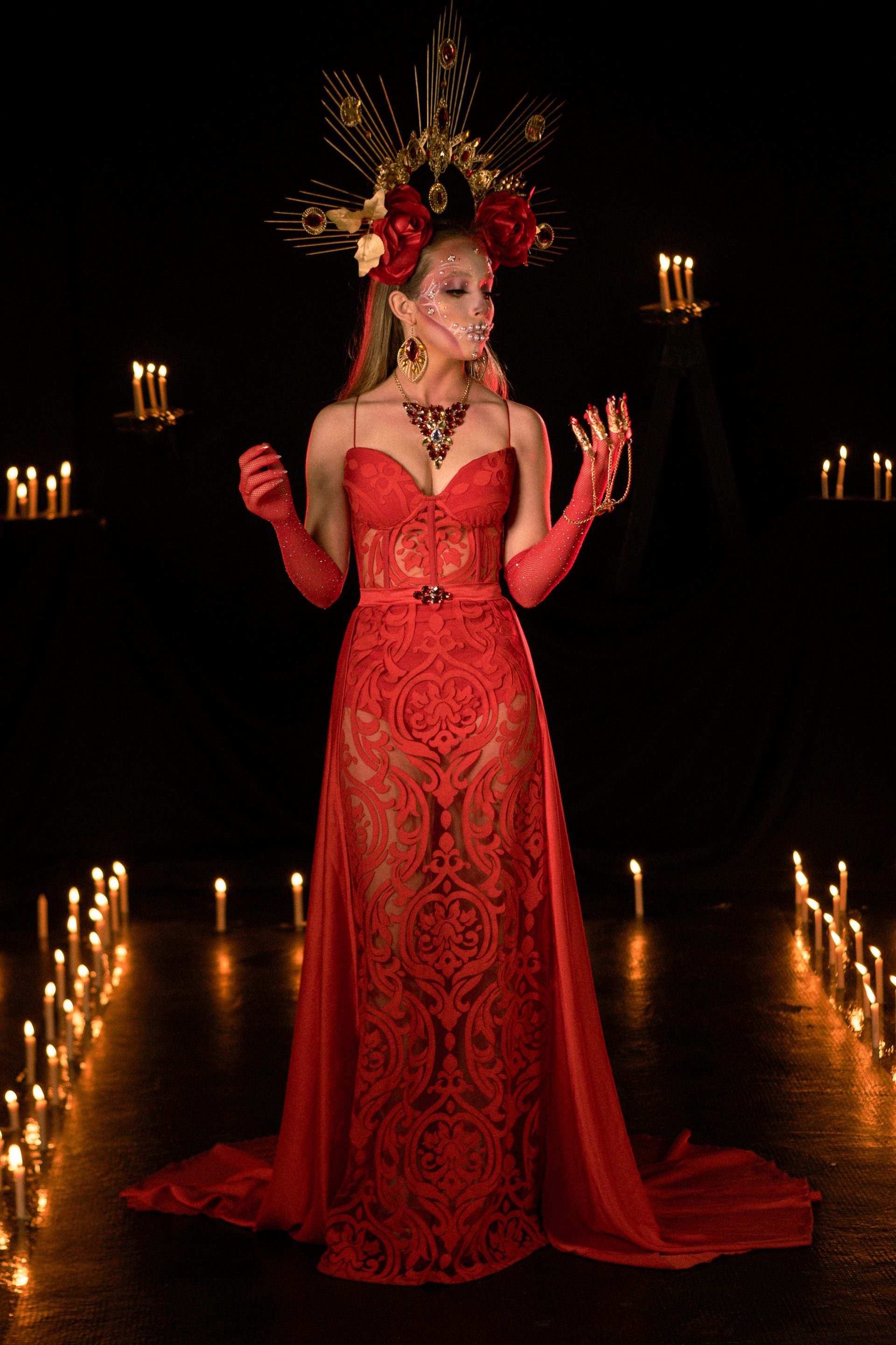 Producción de moda, vestido rojo y velas